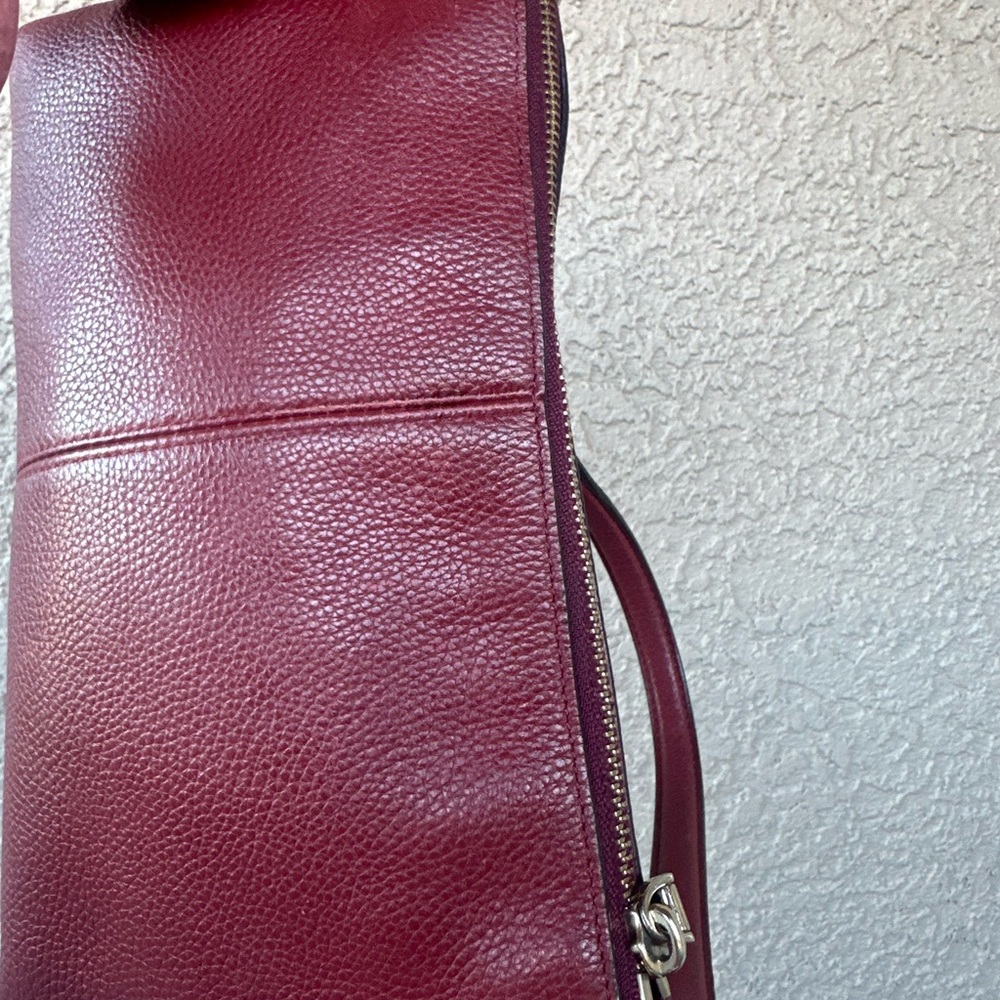 𝓒𝓞𝓐𝓒𝓗 Embossed Horse & Carriage shoulder bag - Picture 14 of 16